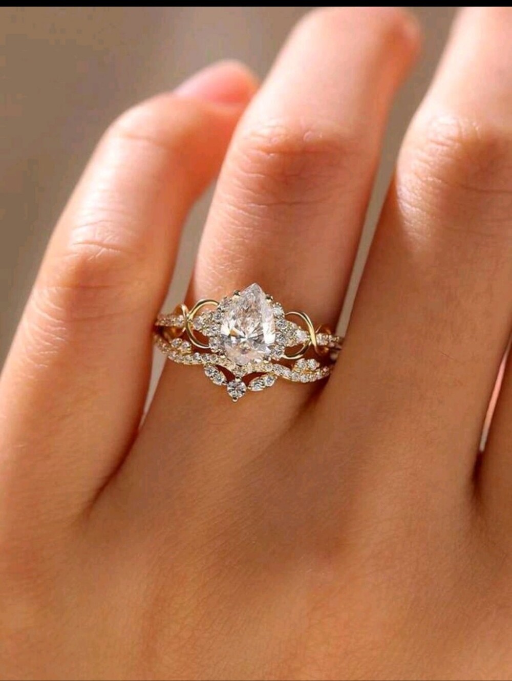 BRAND NEW ** Gold Teardrop Halo Diamond Ring Set -